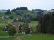 Blick vom Kaiserhof nach Westen �ber S�gerh�usle (schwarzes Dach) zum Weberh�usle (Rotes Dach) bis hin zum Skihang des Wirbstein