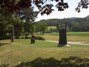 Blick nach Osten zum Giersberg über die Denkmale Abi 92 (links) und Abi 99