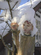 Geister aus Ton im Schnee