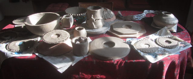 Keramik: Teile für einen Keramik-Turm vor dem Brennen am31.8.2017
