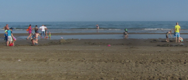 Kinder am Strand von Treporti bei Venedig am 4.5.2016
