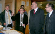 Oktober 2003 bei Dold Buchenbach: Von links Ulrich Kaier, Forstpr�sident Manfred Joos, Regierungspr�sident Sven von Ungern-Sternberg und Joachim Faller bei der Besichtigung der Produktionsanlagen der Firma Dold. 