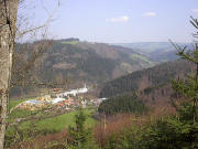 Blick vom Wildweg nach Norden auf Dold Holzwerke - rechts oben St.Märgen