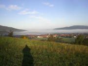 erbst: Blick über Kirchzarten im Oktober frühmorgens