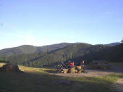 Blick vom Sohlacker am Fuss des Kybfelsens nach Osten zum Laubisköpfle und Rappeneck (1010 m rechts)