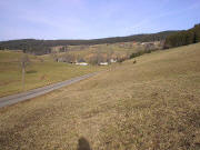 Blick nach Nordosten nach Unter-Schw�rzenbach zum Kilianenhof (links) 