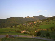 Blick auf V�rlinsbach in der Abendsonne Ende August 2003: Maierhof unten, Weberhof rechts, oben Hinterwaldkopf mit Jockelesh�usle