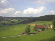 Blick �ber den Schachenbauernhof nach Unter-Schw�rzenbach 8.2003