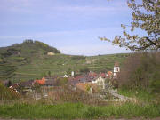 Blick nach Norden auf Achkarren am Kaiserstuhl und den Schloßberg am 16.4.2004