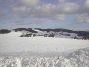 Blick vom Bl�sihof nach Osten zum Hugenhof (links) und Kennenhof (Mitte) sowie oben Fallerhof, Clemenshof und Jockelshof im Februar 2004