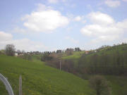 Blick vom Katzental nach Osten hoch zu Horben-Langackern Mitte April 2004