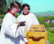 R�tschen an Karfreitag vor dem Breisacher M�nster 2004