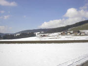 Blick nach Westen in den Spriegelsbach auf Dengisenhof (rechts) und Hilpertenhof