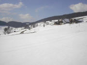 Blick ins Spriegelsbach nach Westen am 1.3.2004: Zipfelhannisenhof (rechts) und Josleshof (links)