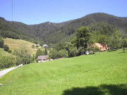 Blick nach Westen zum Ackerhof (rechts rotes Dach) am 1.8.2004