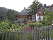 Blick nach Südwesten über den Bauerngarten zum Bartleshof