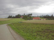 Blick nach Nordwesten zu Kreuzmooshof (rechts9 und Wanderheim (links) am 16.8.2004 kurz vor einem Gewitter