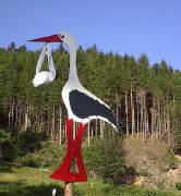 Storch f�r den Nachwuchs Manuel am K�hhof zwischen St.Peter und Eschbach am 30.7.2004