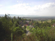 Blick nach Süden über die Ruine Landeck nach Mundingen und weiter zum Roßkopf ob Freiburg im August 2004