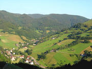 Blick vom Gipf nach S�dosten auf Oberm�nstertal: Spielweg und Untere Gasse