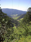 Blick vom Gf�llfelsen im Haslachtal nach S�den auf Simonswald und zum Wolfsgrubenkopf Ende Juli 2004