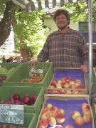 Helmut Fischer vom Steinhaldehof am 29.8.2004 auf dem Bauernmarkt Freiburg-Littenweiler