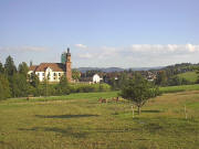 Blick vom Wolfweg nach S�den zum Kloster St. Peter am 29.7.2004 um 20 Uhr abends