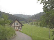 Blick nach Süden zum Michelbach und hoch zum Roßkopf am 25.5.2004