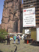 Sogar Reklame gibts nun am Freiburger Münsterturm - "von oben"
