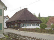 Blick nach S�dwesten zum Sattlerhof. Erbaut 1787. Magdalena Ihringer.