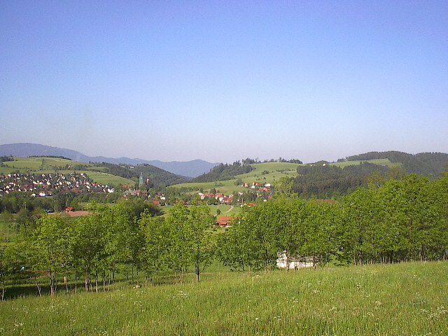 Blick vom Schmittenbach �ber St. Peter nach Westen am 25.5.2004: Lindenberg oben links. Geplanter Golfplatz am Horn oben rechts
