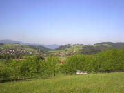 Blick vom Dohlenhäusle nach Südwesten zu Lindenberg (links) und Hornberg (rechts)