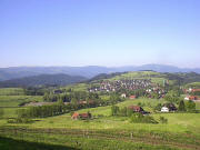 Blick von Schmittenbach nach S�den auf St. Peter, Schweighof links, 24.5.2004