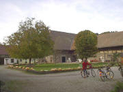 Blick nach Nordwesten �ber die K�rbisse beim Baldenweger Hof am 23.10.2004