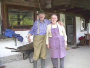 Emil Engler (94 Jahre) mit seiner Frau vor dem Duggenhauerhof im Suggental