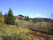 Blick nach Nordosten über die Todtnauer Hütte zum Feldbergturm