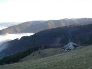 Blick �ber die H�fener H�tte nach Nordosten �bers neblige H�llental zu Breitnau-Nessellache am 11.12.2004