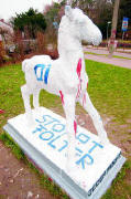 Holbein-Pferdchen an der G�nterstalstrasse - Stop Folter