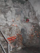 In der Grotte die Quelle mit "heiligem Wasser"am 31.10.2004