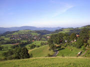 Blick nach S�dwesten �ber den Rotenhof (rechts) auf St.Peter bis hin zum Schauinsland am 18.9.2004