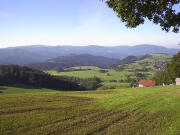 Blick nach S�den �ber den Weisenhof (rechts) und St.Peter zu Feldberg (links) und Schauinsland am 18.9.2004