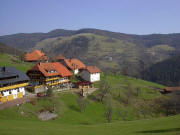 Blick vom Gasthaus Holzer Kreuz nach S�dosten �ber Vorderholz nach Vorderstadel hoch zum Wannenkopf
