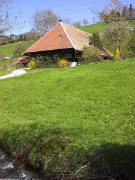 Blick �ber den Yachbach nach Nordosten zum alten Singlerhof am 23.4.2005