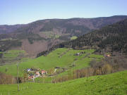 Blick vom Platzh�usle nach Osten �ber Yach-Hinterzinken zum Windrad am Rohrhardsberg am 23.4.2005