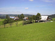 Blick nach Norden zum Adamshof rechts und Schweizerhof links am 5.8.2005
