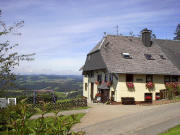 Blick nach Norden an der B�uerlesh�tte bis nach St. M�rgen im August 2005