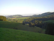 Blick vom Birkenweghof in St.M�rgen nach Westen �ber Oberibental nach St.Peter am 10.8.2005 fr�hmorgens