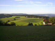 Blick nach S�den �ber den Birkwegerlehof rechts zu Wei�tannenhalle und Vogelhof am 10.8.2005 nach Sonnenaufgang