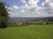 Blick vom Geroldstal nach Norden zu B�gelsbacherhof links und Gasthaus L�wen rechts Anfang August 2005