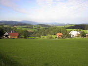 Blick nach Westen zu Brosihof und Pfisterhof (rechts) am 10.8.2005